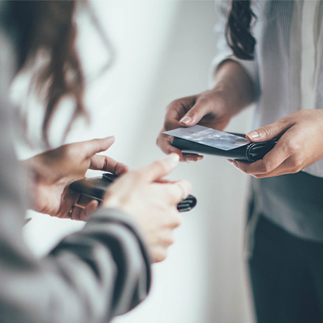 名刺交換をする女性