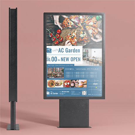 名刺交換をする女性