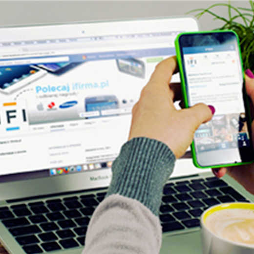 名刺交換をする女性