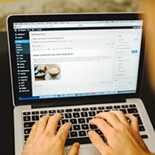 名刺交換をする女性