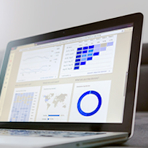 名刺交換をする女性